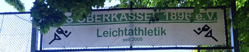 Leichtathletik bekommt Banner auf dem Sportplatz